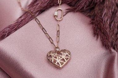 Pembe kavramlı yaratıcı bir mücevher imajı. Satışları artıracak kişisel mücevher imajı. Pankart, e-ticaret, çevrimiçi satış, sosyal medya, baskı için kullanılabilecek kişisel mücevher resmi.