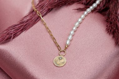 Pembe kavramlı yaratıcı bir mücevher imajı. Satışları artıracak kişisel mücevher imajı. Pankart, e-ticaret, çevrimiçi satış, sosyal medya, baskı için kullanılabilecek kişisel mücevher resmi.