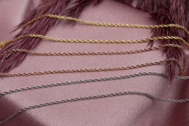 Pembe kavramlı yaratıcı bir mücevher imajı. Satışları artıracak kişisel mücevher imajı. Pankart, e-ticaret, çevrimiçi satış, sosyal medya, baskı için kullanılabilecek kişisel mücevher resmi.