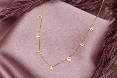 Pembe kavramlı yaratıcı bir mücevher imajı. Satışları artıracak kişisel mücevher imajı. Pankart, e-ticaret, çevrimiçi satış, sosyal medya, baskı için kullanılabilecek kişisel mücevher resmi.