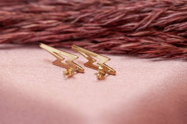 Pembe kavramlı yaratıcı bir mücevher imajı. Satışları artıracak kişisel mücevher imajı. Pankart, e-ticaret, çevrimiçi satış, sosyal medya, baskı için kullanılabilecek kişisel mücevher resmi.