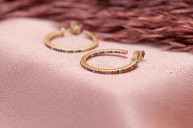 Yaratıcı bir kadın mücevher imgesi konsepti. Satışları artıracak kişisel mücevher imajı. Pankart, e-ticaret, çevrimiçi satış, sosyal medya, baskı için kullanılabilecek kişisel mücevher resmi.