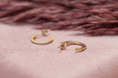 Yaratıcı bir kadın mücevher imgesi konsepti. Satışları artıracak kişisel mücevher imajı. Pankart, e-ticaret, çevrimiçi satış, sosyal medya, baskı için kullanılabilecek kişisel mücevher resmi.