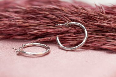 Yaratıcı bir kadın mücevher imgesi konsepti. Satışları artıracak kişisel mücevher imajı. Pankart, e-ticaret, çevrimiçi satış, sosyal medya, baskı için kullanılabilecek kişisel mücevher resmi.