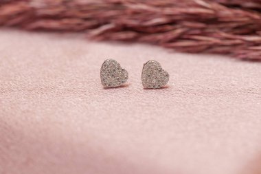 Yaratıcı bir kadın mücevher imgesi konsepti. Satışları artıracak kişisel mücevher imajı. Pankart, e-ticaret, çevrimiçi satış, sosyal medya, baskı için kullanılabilecek kişisel mücevher resmi.