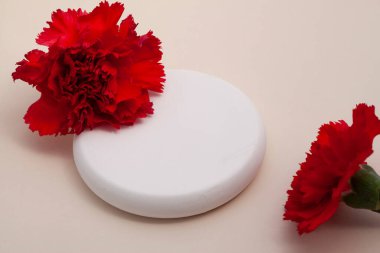 Yaratıcı bir kadın mücevher imgesi konsepti. Satışları artıracak kişisel mücevher imajı. Pankart, e-ticaret, çevrimiçi satış, sosyal medya, baskı için kullanılabilecek kişisel mücevher resmi.