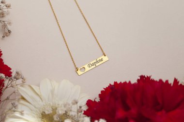 Yaratıcı bir kadın mücevher imgesi konsepti. Satışları artıracak kişisel mücevher imajı. Pankart, e-ticaret, çevrimiçi satış, sosyal medya, baskı için kullanılabilecek kişisel mücevher resmi.