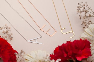 Yaratıcı bir kadın mücevher imgesi konsepti. Satışları artıracak kişisel mücevher imajı. Pankart, e-ticaret, çevrimiçi satış, sosyal medya, baskı için kullanılabilecek kişisel mücevher resmi.