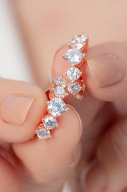 Yaratıcı bir mücevher imajı. Satışları artıracak kişisel mücevher imajı. Pankart, e-ticaret, çevrimiçi satış, sosyal medya, baskı için kullanılabilecek kişisel mücevher resmi.