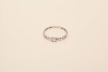 Yaratıcı bir mücevher imajı. Satışları artıracak kişisel mücevher imajı. Pankart, e-ticaret, çevrimiçi satış, sosyal medya, baskı için kullanılabilecek kişisel mücevher resmi.