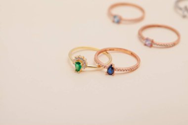 Yaratıcı bir mücevher imajı. Satışları artıracak kişisel mücevher imajı. Pankart, e-ticaret, çevrimiçi satış, sosyal medya, baskı için kullanılabilecek kişisel mücevher resmi.