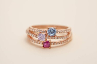 Yaratıcı bir mücevher imajı. Satışları artıracak kişisel mücevher imajı. Pankart, e-ticaret, çevrimiçi satış, sosyal medya, baskı için kullanılabilecek kişisel mücevher resmi.