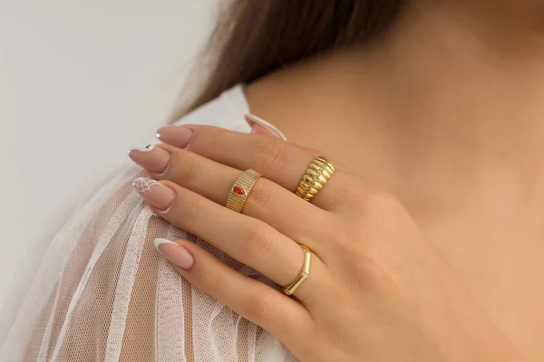 Goed Verzorgde Vrouw Met Mooie Nagellak Met Een Gouden Ring Rechtenvrije Stockfoto's