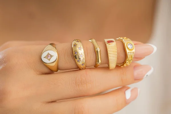 Goed Verzorgde Vrouw Met Mooie Nagellak Met Een Gouden Ring Stockfoto