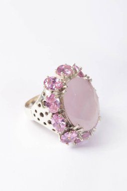 Beyaz arka planda mücevher görsel konsept. E-ticaret, sosyal medya, satış fotoğrafları.