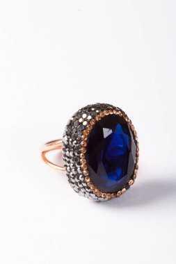 Beyaz arka planda mücevher görsel konsept. E-ticaret, sosyal medya, satış fotoğrafları.