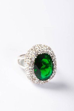 Beyaz arka planda mücevher görsel konsept. E-ticaret, sosyal medya, satış fotoğrafları.