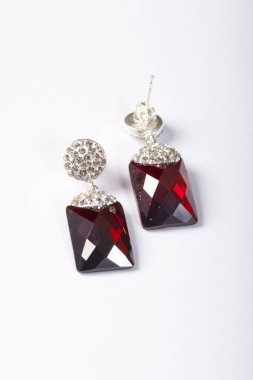 Beyaz arka planda mücevher görsel konsept. E-ticaret, sosyal medya, satış fotoğrafları.