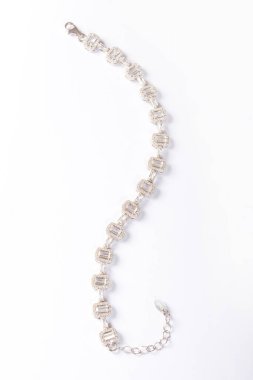 Beyaz arka planda mücevher görsel konsept. E-ticaret, sosyal medya, satış fotoğrafları.