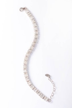 Beyaz arka planda mücevher görsel konsept. E-ticaret, sosyal medya, satış fotoğrafları.