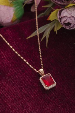 Kırmızı arka plan ve çiçekli mücevher görsel konsepti. E- ticaret, sosyal medya ve satışlar için kadın mücevherlerinin fotoğrafı.