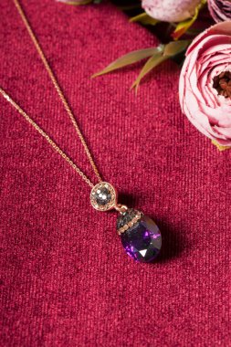 Kırmızı arka plan ve çiçekli mücevher görsel konsepti. E- ticaret, sosyal medya ve satışlar için kadın mücevherlerinin fotoğrafı.