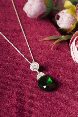 Kırmızı arka plan ve çiçekli mücevher görsel konsepti. E- ticaret, sosyal medya ve satışlar için kadın mücevherlerinin fotoğrafı.