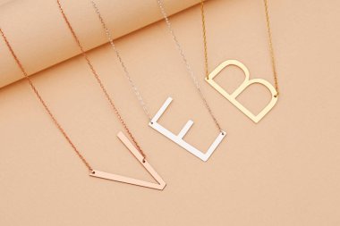 Kişisel kadın mücevheri imajı. E- ticaret, sosyal medya ve satış için kadın mücevherlerinin fotoğrafı.