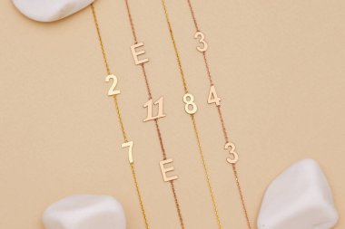 Kişisel kadın mücevheri imajı. E- ticaret, sosyal medya ve satış için kadın mücevherlerinin fotoğrafı.