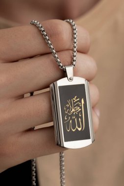 Erkekler tuvaletinde zincirli kolye. Erkek mücevher konseptiyle görsel