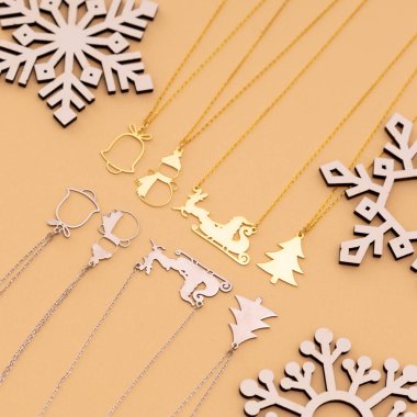 Krema arka planında Noel konsepti ürün imajı. Fotoğraf mücevher ve yeni yıl konsepti.