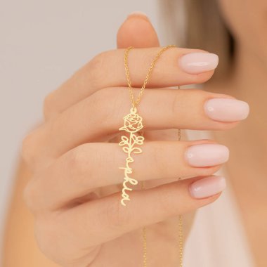 Hanımefendiye gösterilen altın takılar, etkileyici mücevher fotoğraflarıyla görsel satış. Özellikle kadınlar için güzel bir kadın mücevheri gösterisi..