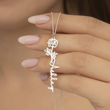 Hanımefendiye gösterilen altın takılar, etkileyici mücevher fotoğraflarıyla görsel satış. Özellikle kadınlar için güzel bir kadın mücevheri gösterisi..