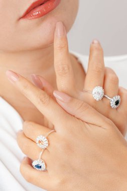 İyi bakımlı tırnakları ve mücevher konsepti olan bir imaj. Kadın model parmağında altın zarif bir yüzük gösteriyor. E-ticaret, sosyal medya ve tüm platformlar için mücevher fotoğrafçılığı.