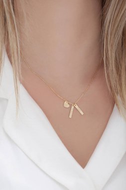 Kadın mücevher konsepti. E- ticaret, sosyal medya ve mücevher fotoğrafçılığı için tüm platformlarda kullanılabilir..