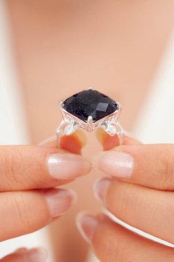 Doğal taştan yüzükler ve kadın model. Kadın mücevher konseptiyle ürün imajı.