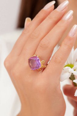 Doğal taştan yüzükler ve kadın model. Kadın mücevher konseptiyle ürün imajı.