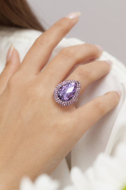 Doğal taştan yüzükler ve kadın model. Kadın mücevher konseptiyle ürün imajı.