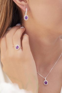 Doğal taştan yüzükler ve kadın model. Kadın mücevher konseptiyle ürün imajı.