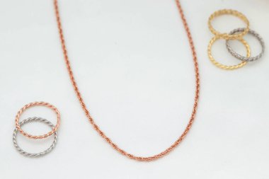 Mücevher fotoğrafçılığı ve kadın mücevher konsepti. Kolye, küpe, yüzük ve bilezik resimleri..