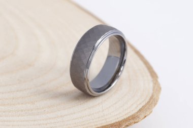 Modern Erkek Yüzükleri. Paslanmaz Çelik, Titanyum ve Tungsten Alyans Modelleri