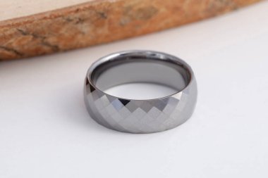 Modern Erkek Yüzükleri. Paslanmaz Çelik, Titanyum ve Tungsten Alyans Modelleri