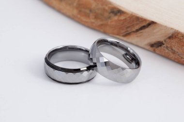 Modern Erkek Yüzükleri. Paslanmaz Çelik, Titanyum ve Tungsten Alyans Modelleri