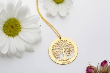 Mücevher fotoğrafçılığı ve kadın mücevher konsepti. Kolye, küpe, yüzük ve bilezik resimleri..