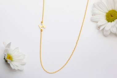 Mücevher fotoğrafçılığı ve kadın mücevher konsepti. Kolye, küpe, yüzük ve bilezik resimleri..