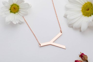 Mücevher fotoğrafçılığı ve kadın mücevher konsepti. Kolye, küpe, yüzük ve bilezik resimleri..