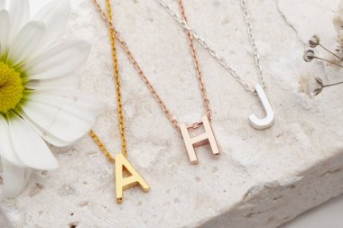 Mücevher fotoğrafçılığı ve kadın mücevher konsepti. Kolye, küpe, yüzük ve bilezik resimleri..