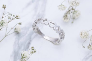 Mücevher fotoğrafçılığı ve kadın mücevher konsepti. Kolye, küpe, yüzük ve bilezik resimleri..