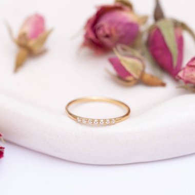 Mücevher fotoğrafçılığı ve kadın mücevher konsepti. Kolye, küpe, yüzük ve bilezik resimleri..