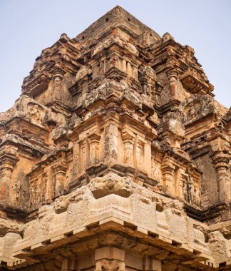 Vijayanagara İmparatorluğu 'nun harabelerindeki bir yapının manzarası, Hampi